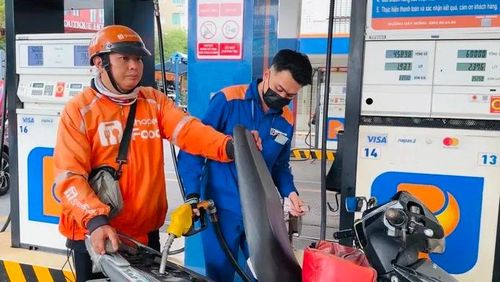 Khách đổ xăng sinh học E10 tại cửa hàng xăng dầu Petrolimex thuộc phường Bến Thành, TPHCM. Ảnh: ĐÌNH DƯ