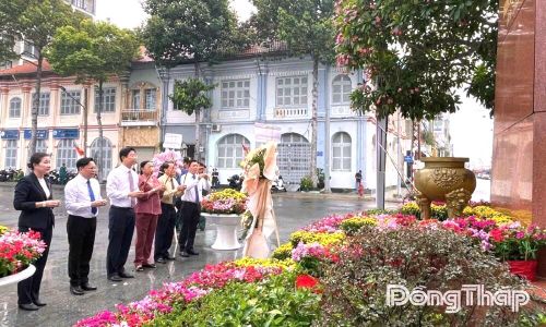 Đoàn đại biểu của tỉnh đã đến dâng hương, dâng hoa tưởng niệm tại Tượng đài Thủ khoa Nguyễn Hữu Huân ở Công viên Lạc Hồng (phường Mỹ Tho).
