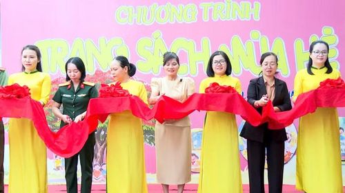 Các đại biểu cắt băng khai mạc chương trình "Trang sách mùa hè". Ảnh: Mạnh Hà