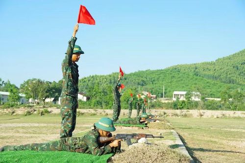 Các CSM bình tĩnh ngắm bắn, thực hiện kiểm tra bắn súng AK bài 1. Ảnh: H.P