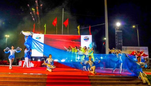 Chương trình nghệ thuật “Quy Nhơn Đông - Sắc màu biển gọi” tạo không khí sôi động trong đêm khai mạc lễ hội. Ảnh: Đoan Ngọc