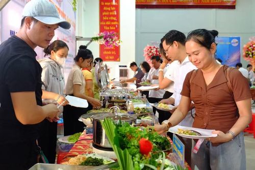 Thưởng thức ẩm thực địa phương tại lễ hội. Ảnh: Đoan Ngọc