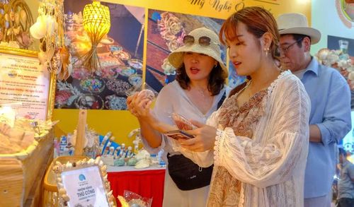 Du khách Hàn Quốc tham quan, trải nghiệm các gian hàng ẩm thực và sản phẩm đặc trưng của địa phương trong khuôn khổ lễ hội. Ảnh: Đoan Ngọc