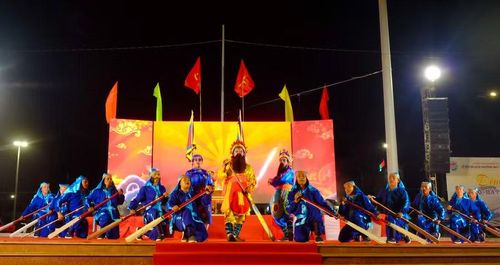 Chương trình nghệ thuật “Quy Nhơn Đông - Sắc màu biển gọi” tạo không khí sôi động trong đêm khai mạc lễ hội. Ảnh: Đoan Ngọc
