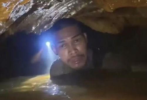 Các thành viên đội cứu hộ gặp rất nhiều khó khăn khi tìm cách tiếp cận khu vực dân làng mắc kẹt. Ảnh: SCMP