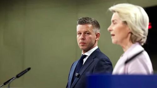 Thủ tướng Hungary Magyar (trái) và Chủ tịch Ủy ban châu Âu Ursula von der Leyen (phải) tham dự buổi họp báo ngày 29-5-2026 tại Brussels, Bỉ. Ảnh: Reuters