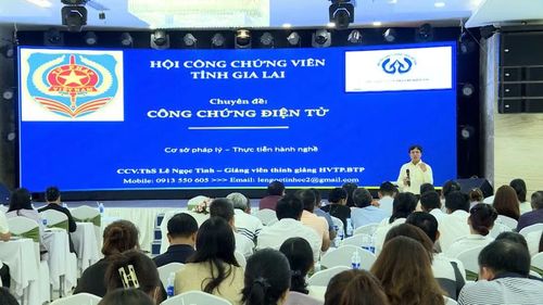 Báo cáo viên trình bày chuyên đề về công chứng điện tử. Ảnh: Huy Toàn