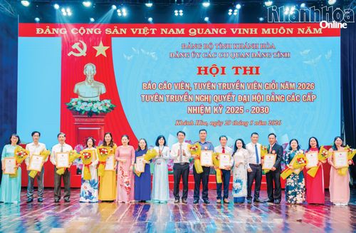 Các thí sinh chụp hình lưu niệm với Ban Giám khảo và đại biểu.