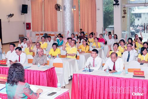 Các hội viên biểu quyết tại đại hội.