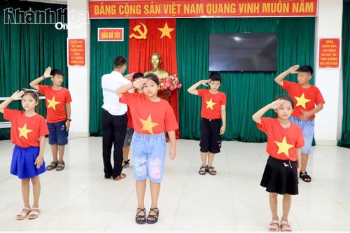 Thiếu nhi đảo Song Tử Tây tập luyện văn nghệ cho ngày hội.