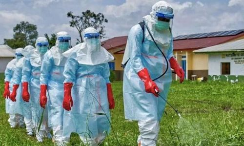 Các nhân viên Chữ thập đỏ khử khuẩn tại Bệnh viện Đa khoa Rwampara, Cộng hòa Dân chủ Congo, trước khi xử lý thi thể một nạn nhân tử vong do Ebola, hôm thứ 21/5. Ảnh:Gradel Muyisa Mumbere/Reuters