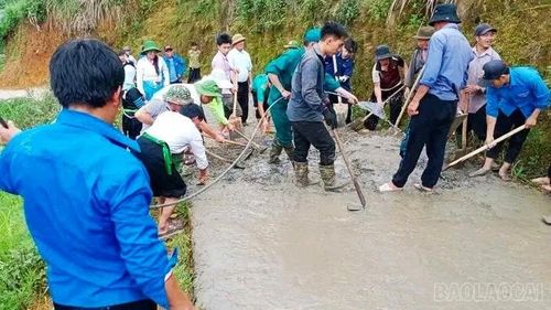 Người dân thôn Xá Nhù tham gia bê tông hóa tuyến đường giao thông nông thôn.