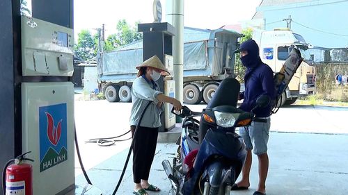 Nhiều người dân trải nghiệm đổ xăng E10.