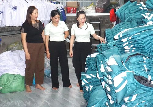 Nhờ nguồn vốn vay từ Quỹ tín dụng nhân dân Nguyễn Phúc, gia đình chị Nguyễn Thị Vui đã mở rộng cơ sở may đồng phục học sinh.