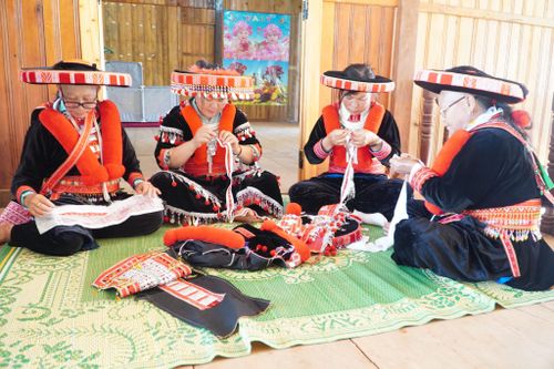 Nhiều phụ nữ Dao đỏ, thôn 17 đều học cách thêu, may vá để làm trang phục truyền thống với mong muốn lưu truyền cho nhiều thế hệ sau