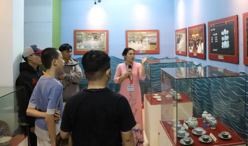 Học sinh tham quan và nghe thuyết minh về các hiện vật trục vớt được trên vùng biển Lâm Đồng