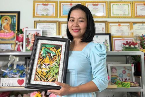 Chị Lê Thị Ánh Nguyệt với những tác phẩm tranh giấy xoắn của mình