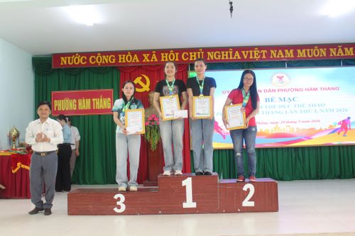 Ông Nguyễn Ngọc Tuấn Anh, Chủ tịch Ủy ban MTTQ Việt Nam phường trao giải cho các vận động viên