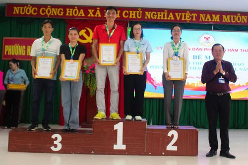 Ông Trần Ngọc Hiền, Phó Bí thư Đảng ủy, Chủ tịch UBND phường trao giải cho các vận động viên xuất sắc