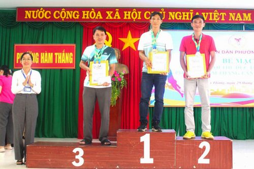 Bà Võ Thanh Bình, Phó Chủ tịch UBND phường, Trưởng Ban Tổ chức Đại hội Thể dục Thể thao phường trao giải cho các vận động viên đạt thành tích xuất sắc môn cầu lông