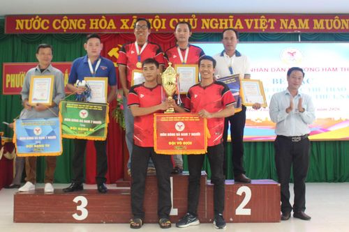 Ông Đoàn Nguyễn Xuân Hoàng, Phó Chủ tịch HĐND phường trao giải cho các vận động viên xuất sắc môn bóng đá
