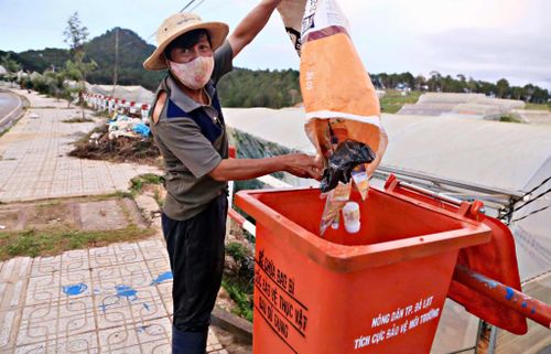 Nông dân khu vực Đà Lạt hình thành thói quen bỏ bao bì thuốc bảo vệ thực vật sau sử dụng vào thùng nhựa. Ảnh: Chính Thành