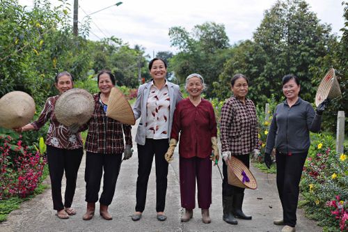 Người dân xã Đạ Tẻh 3, tỉnh Lâm Đồng chăm sóc, trồng cây xanh trên những tuyến đường hoa, tạo cảnh quan môi trường thay đổi tích cực . Ảnh: Chính Thành