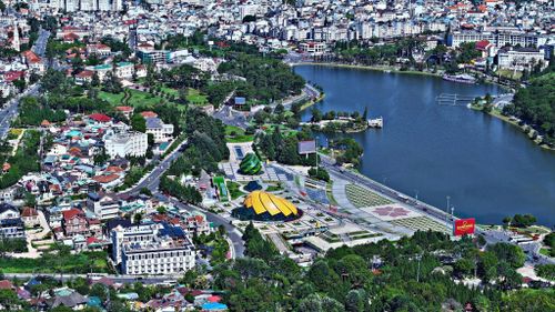 Đường phố khu vực Đà Lạt, tỉnh Lâm Đồng sáng - xanh - sạch - đẹp. Ảnh: Chính Thành