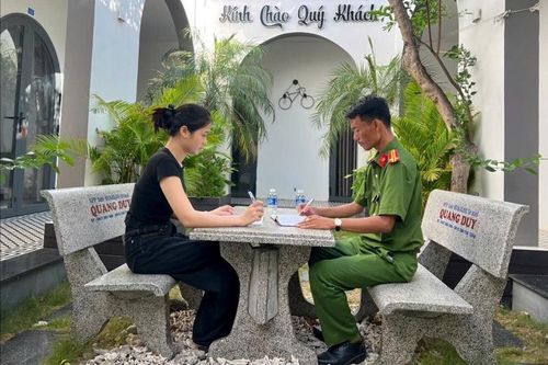 Công an đặc khu Phú Quý kiểm tra việc thực hiện khai báo tạm trú cho người nước ngoài tại cơ sở kinh doanh lưu trú trên địa bàn