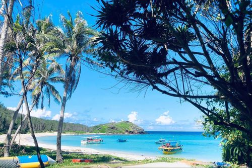 Phú Quý với biển xanh, nhiều nét hoang sơ đã, đang được du khách trong, ngoài nước chọn trải nghiệm