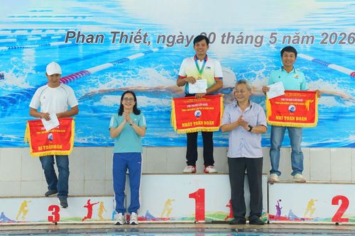 Ban Tổ chức trao giải toàn đoàn cho các đơn vị đạt thành tích cao tại hội thi