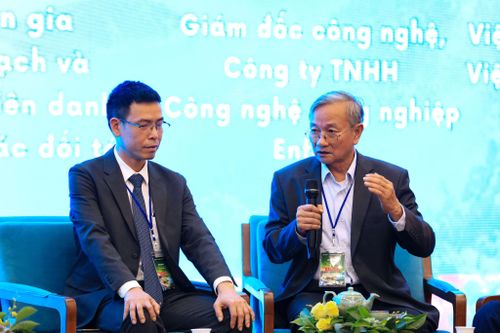 TS. Hồ Long Phi (Giám đốc công nghệ, Công ty TNHH Công nghệ nông nghiệp Enfarm) trao đổi về vai trò của chính quyền và người dân trong thay đổi công nghệ trong nông nghiệp
