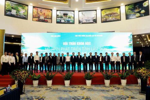Lãnh đạo Học viện Chính trị quốc gia Hồ Chí Minh và tỉnh Lâm Đồng cùng các đại biểu dự tọa đàm