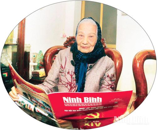 Bà Phan Thị Lan (phường Trung Sơn), Huy hiệu 80 năm tuổi Đảng, vinh dự được gặp Bác Hồ năm 1960.