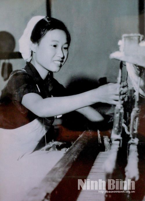Bà Vũ Thị Bích Liên - Người đạt danh hiệu Thợ giỏi miền Bắc, "Những con thoi nhanh nhất" năm 1971.