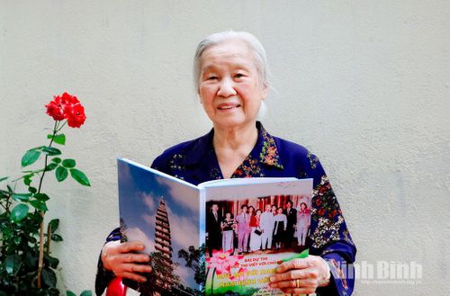 Bà Vũ Thị Bích Liên (phường Nam Định) vinh dự 2 lần được gặp Bác Hồ (năm 1963 và 1966).