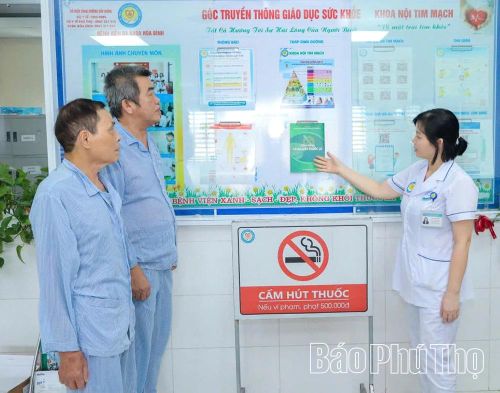 Cán bộ Bệnh viện Đa khoa Hòa Bình tư vấn giải pháp cai nghiện thuốc lá cho người bệnh.