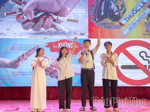 Học sinh Trường THPT Chuyên Hoàng Văn Thụ chuyển tải thông điệp về xây dựng môi trường học đường lành mạnh, không khói thuốc trong buổi sinh hoạt dưới cờ.