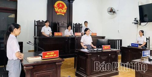 Học sinh Trường PTCLC Hùng Vương tham gia phiên tòa giả định tuyên truyền pháp luật về phòng chống tác hại và vi phạm pháp luật liên quan đến thuốc lá điện tử.