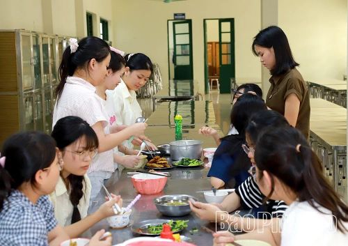 Bếp ăn của trường luôn sạch sẽ, đảm bảo an toàn vệ sinh thực phẩm.