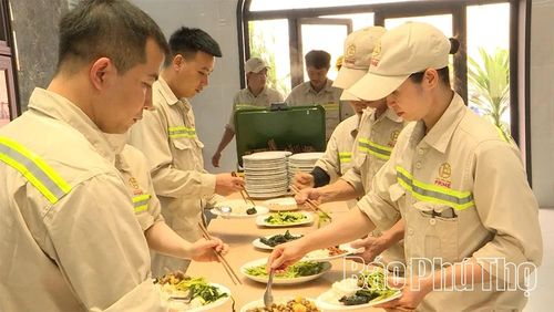 Tại Công ty Cổ phần Prime Ngói Việt, KCN Bình Xuyên, những bữa ăn ca được cải thiện về chất lượng không chỉ góp phần nâng cao sức khỏe người lao động mà còn trở thành cầu nối gắn kết, giúp người lao động cảm nhận rõ sự quan tâm, tôn trọng từ phía doanh nghiệp.