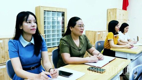 Cô Nguyễn Ngọc Trâm (đeo kính) cùng giáo viên Trường THPT Trần Phú dự giờ tiết dạy ứng dụng công nghệ số của cô Nguyễn Thị Ngọc Bích.