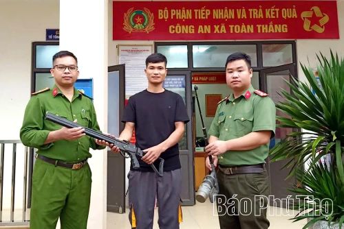 Công an xã Toàn Thắng tuyên truyền và vận động người dân giao nộp súng tự chế.