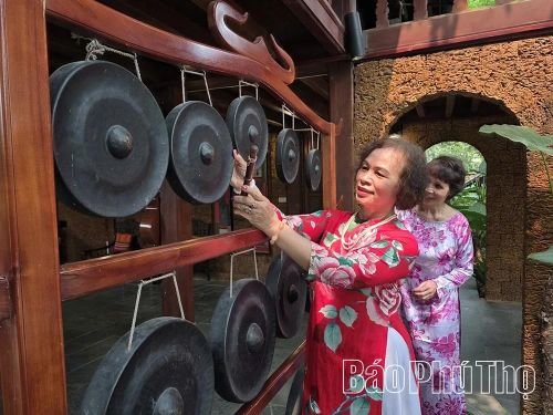 Ngay khi đặt chân đến Lương Sơn Retreat, tiếng chiêng Mường vang lên như chào đón du khách.
