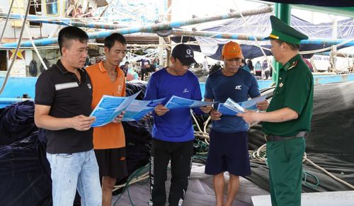 Lực lượng chức năng tuyên truyền về phòng, chống IUU cho ngư dân - Ảnh: L.L