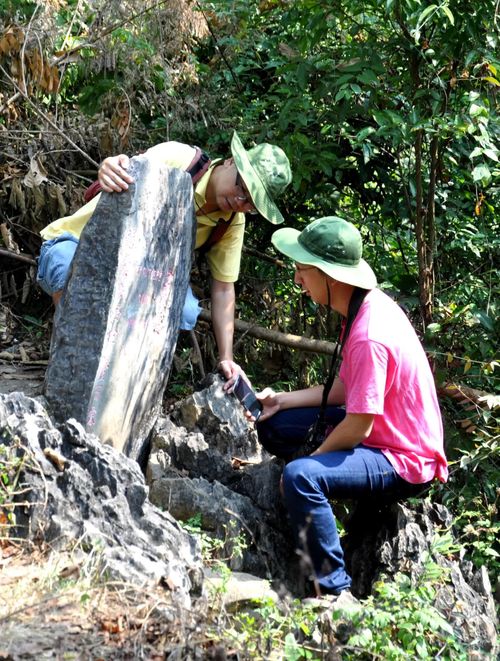 Cột mốc 108 (cũ)-nơi 85 năm trước, ngày trở về Tổ quốc, Bác Hồ đã cúi hôn lên nắm đất quê hương - Ảnh: L.Đ.D