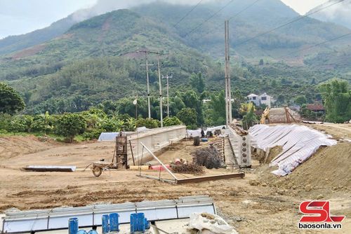 Nhà thầu thi công cầu qua sông Mã bản Pe Tiến, xã Chiềng Sơ.