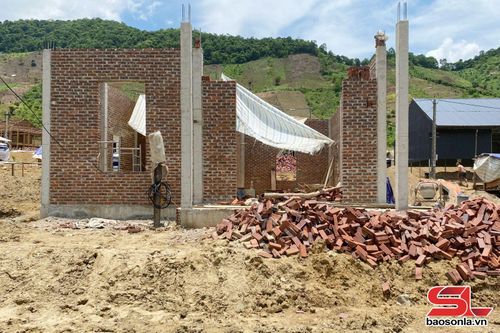 Ngôi nhà của ông Lò Văn Thiệt, bản Sòng Hạ, đang được xây dựng.
