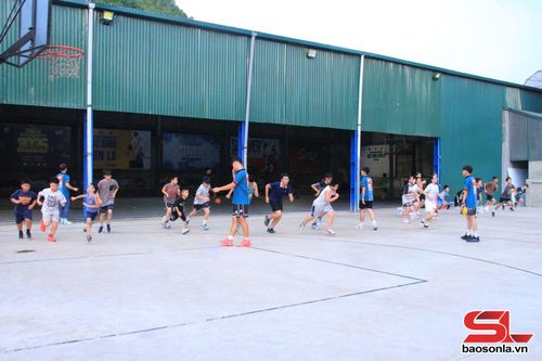Các học viên CLB bóng rổ Read&amp;Go rèn thể lực.