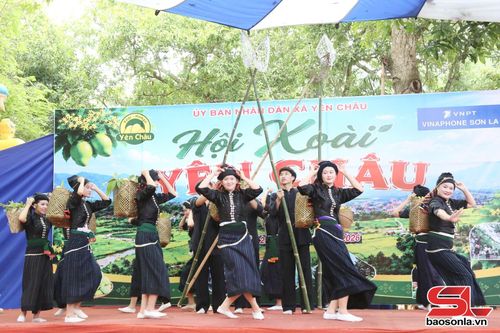 Tiết mục văn nghệ tại Ngày hội.